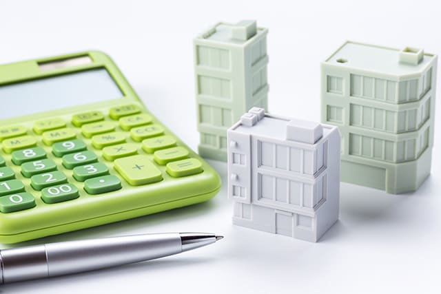 マンションの模型と電卓