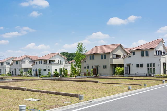 建ち並ぶ家と土地