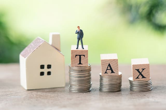 積み木の上で考える人