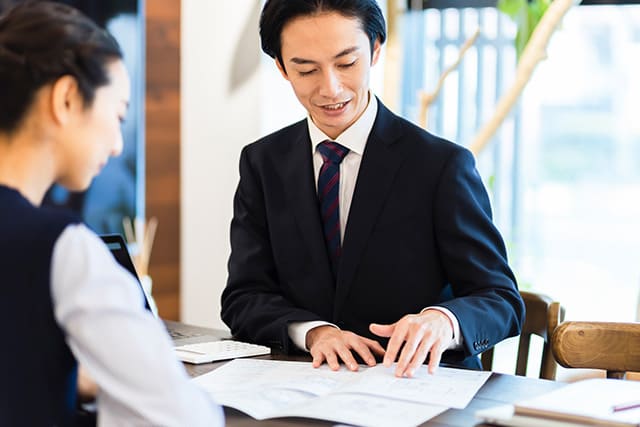 相談に乗る男性営業マン