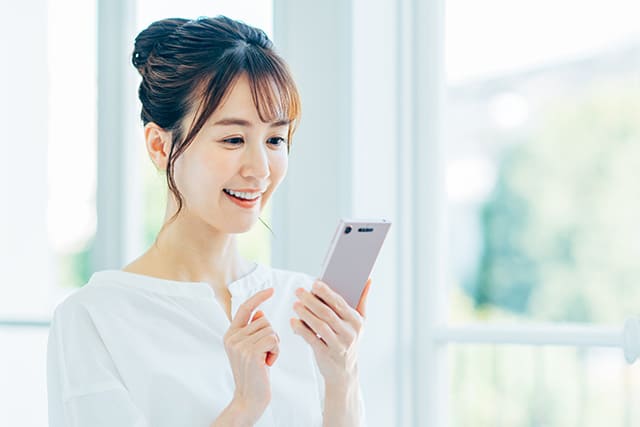 スマートフォンを操作する女性