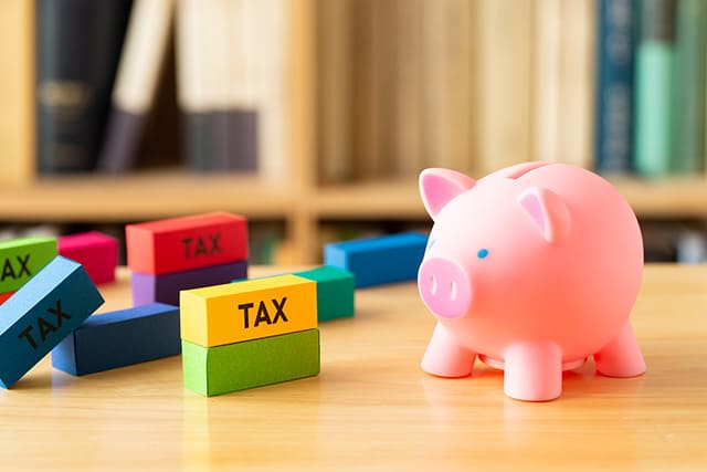 積み木と豚の貯金箱