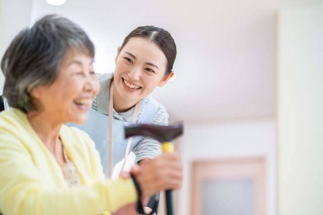 シニア女性と介護士