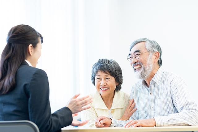 シニア夫婦と相談員