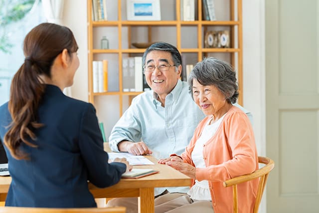 プランナーと相談する老夫婦