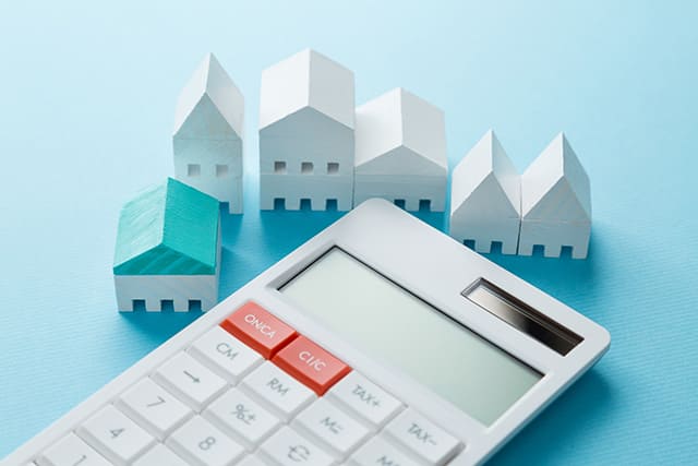 家の模型と電卓