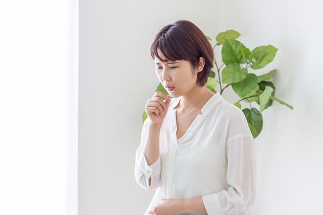 咳をする女性