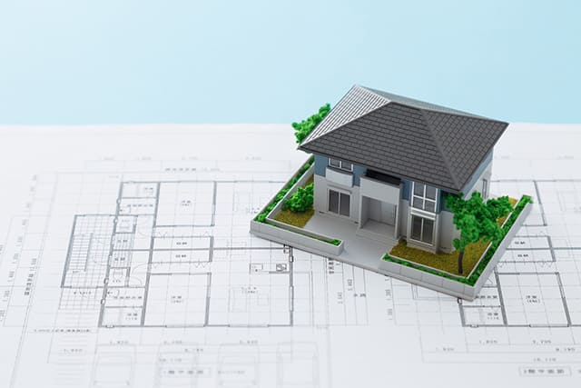 一戸建ての模型と間取り図