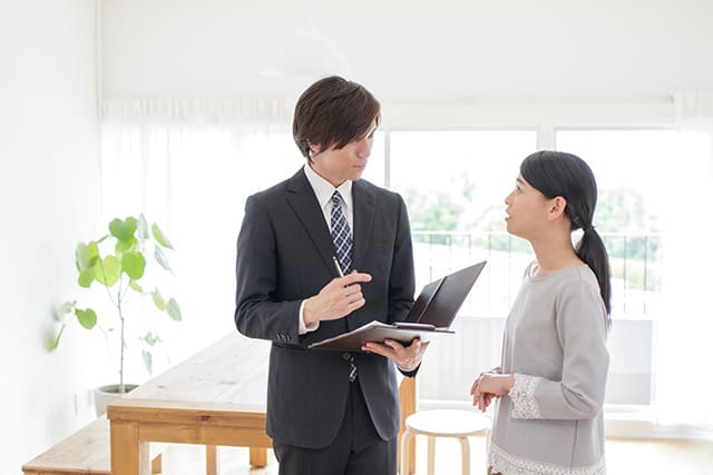 セールスマンと話す女性