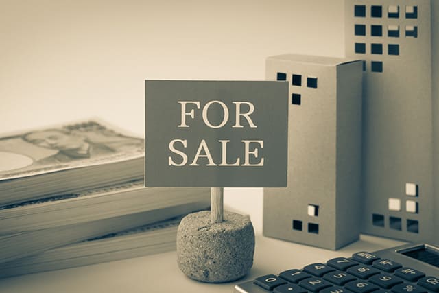 札束と電卓と家の積み木