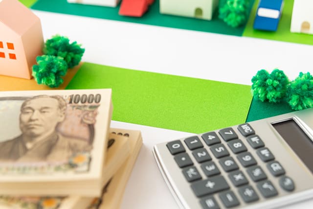 札束と電卓と家の積み木