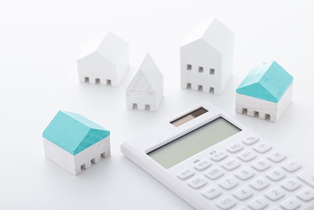 住宅模型と電卓