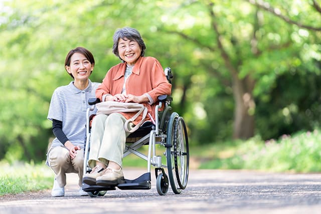 笑顔の高齢者と介護福祉士