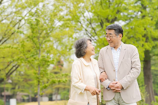 散歩する老夫婦