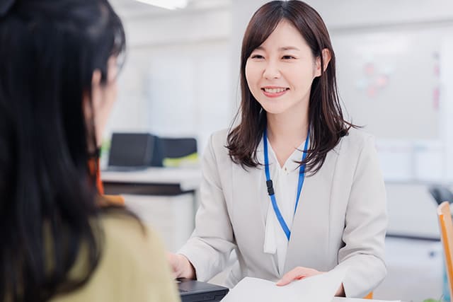 窓口で対応する女性