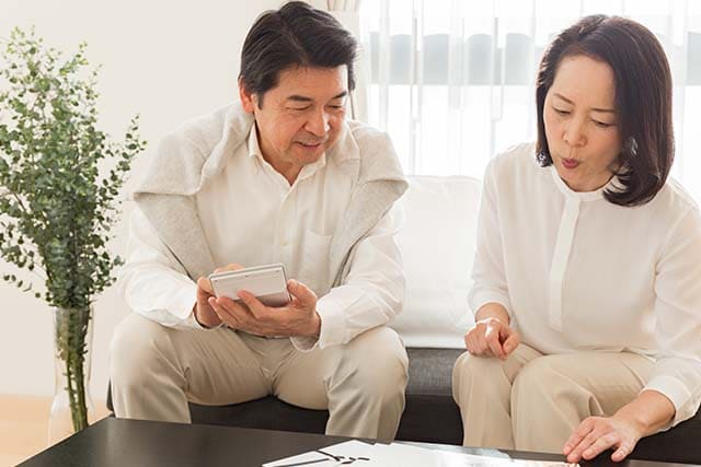 相談するシニア夫婦