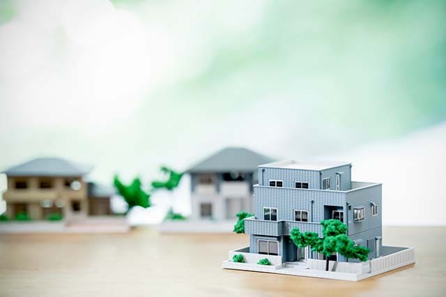 机の上に並べられた家の模型