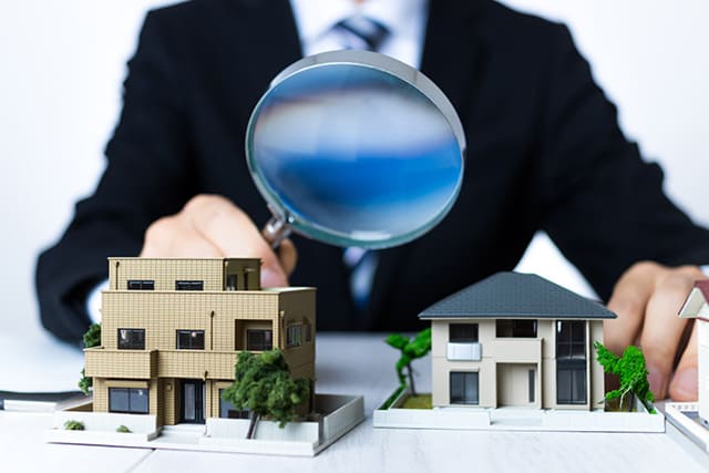 ビジネスマンと住宅模型