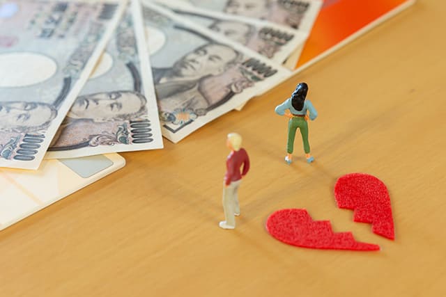 別れる夫婦の人形とお金