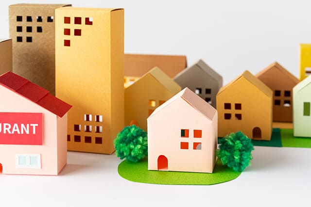 家の模型とマンションの模型