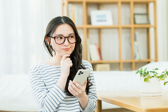 スマホで調べる女性