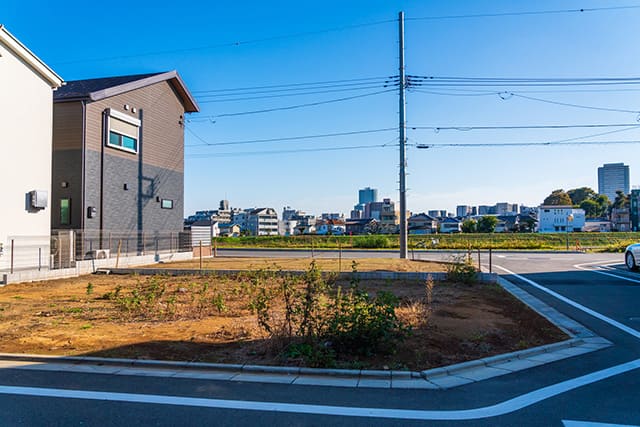 住宅街にある開けた角地の土地