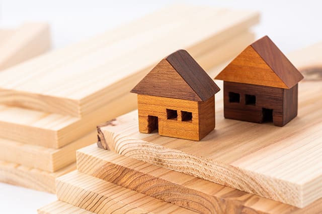 木材と積み木の家