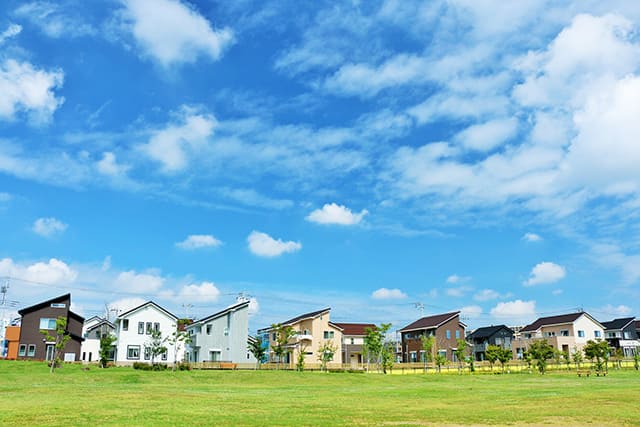 青空と閑静な住宅街