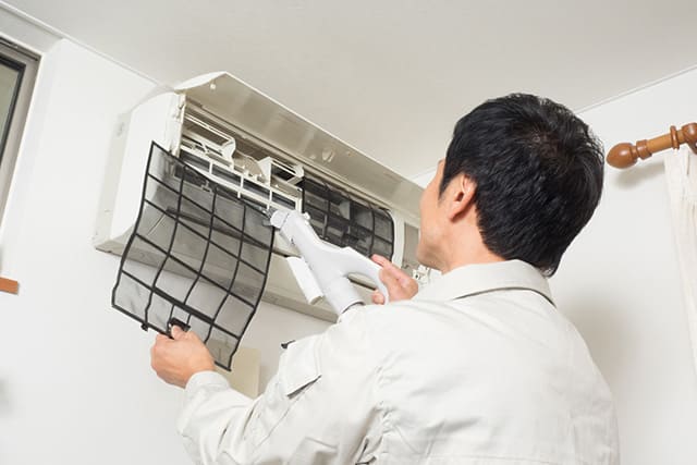エアコンのフィルターを掃除するハウスクリーニング会社