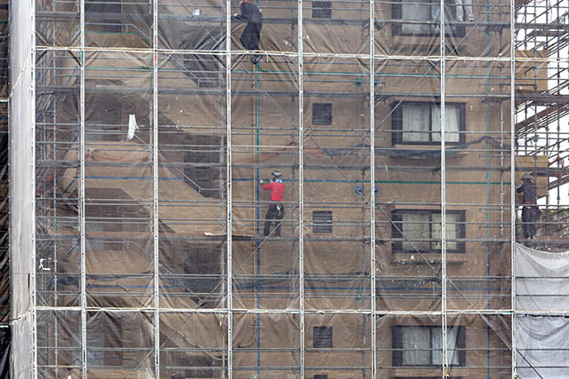 大規模修繕工事中のマンションの外観