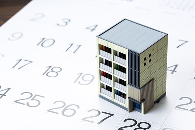 カレンダーとマンションの模型