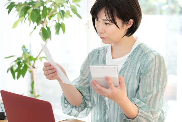 不動産所得の確定申告の準備をする女性