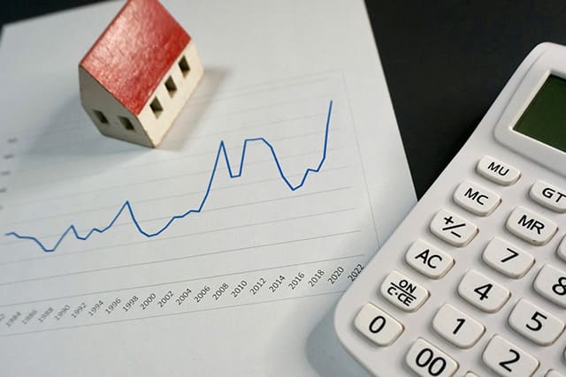 不動産価格指数のグラフと家の模型