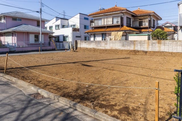 住宅の空き家を取り壊した後の更地