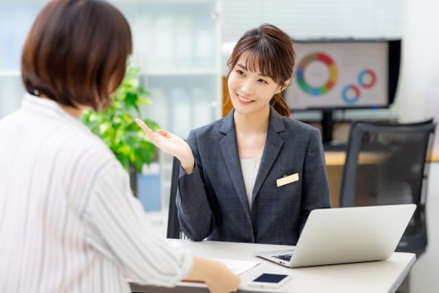 家を売るタイミングについて相談に乗る不動産会社の担当者