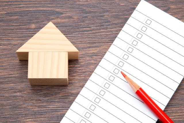 賃貸借契約の家の模型とチェックリストと赤鉛筆