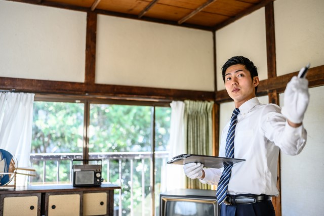 部屋を見渡す男性