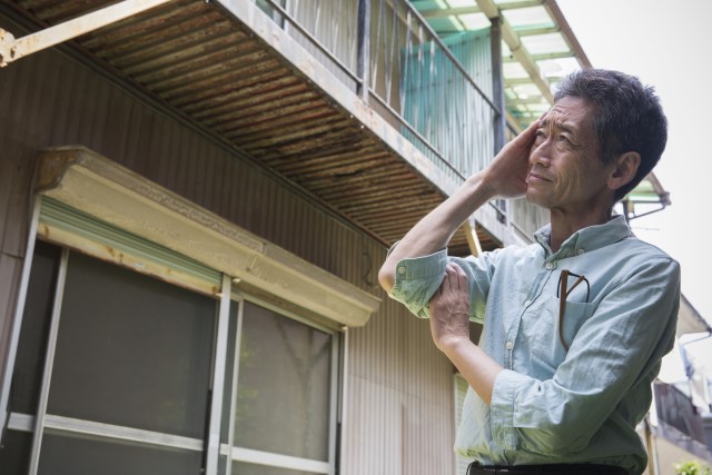 実家について悩んでいる男性