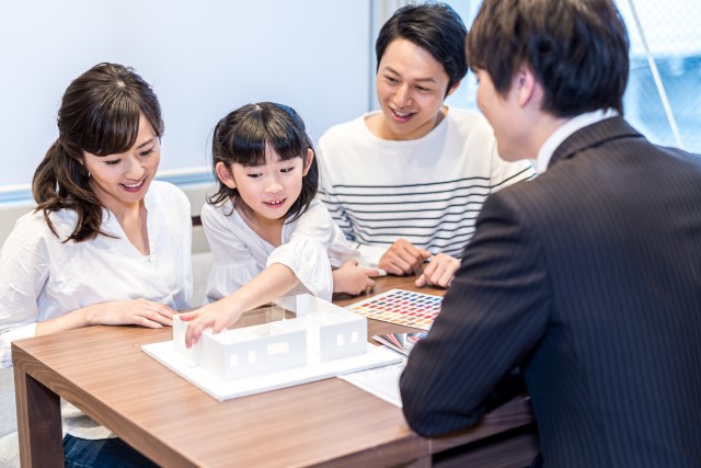 不動産業者に相談する様子