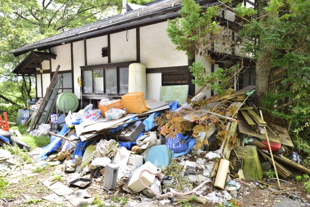 屋外にゴミが放置されたゴミ屋敷