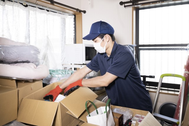 不用品の片付けをする清掃業者