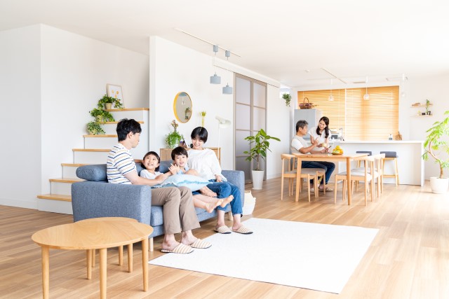 リビングで過ごす家族