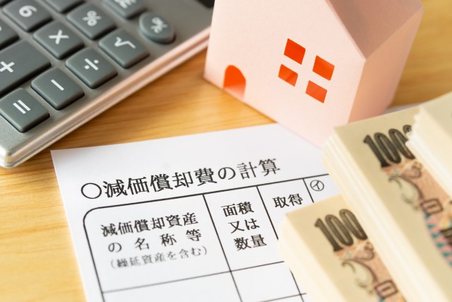 減価償却費の計算用紙と紙幣
