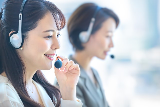 家の無料査定をする担当者