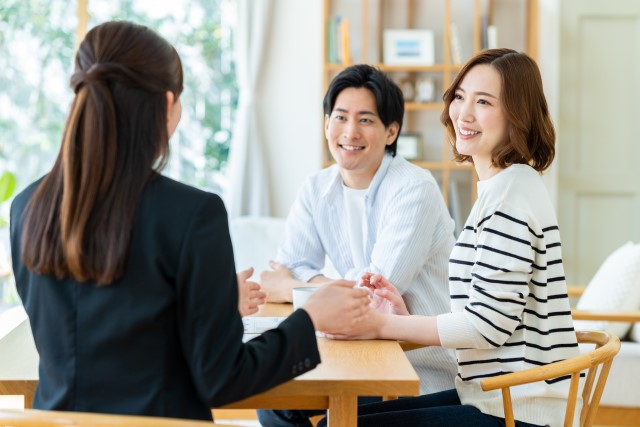家の無料査定を受ける夫婦