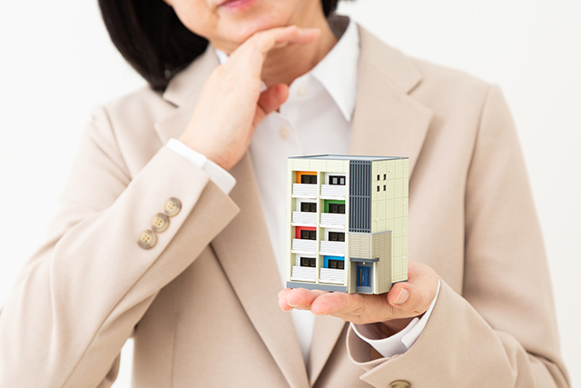 マンション売却を不安に思う女性