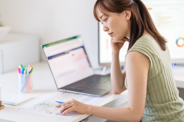 情報収集をする女性