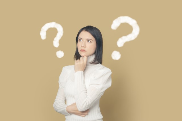 スラブについて疑問を抱く女性のイメージ