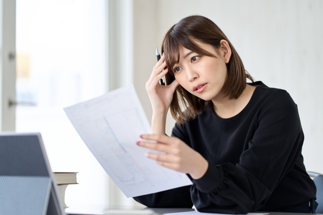 確定申告の方法に悩む女性