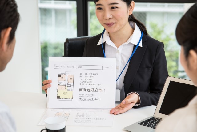持ち家の賃貸を管理する不動産会社の担当者